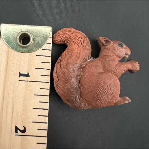 Schleich RED SQUIRREL w/NUT Acorn Sitting Retired Animal Figure 2002 - Picture 6 of 6